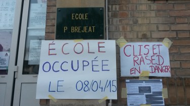 Panneaux occupation école collés sur mur Bréjeat